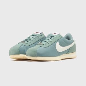 Nike Teal and Cream Sneakers NEW Youth 7/Women’s 8.5